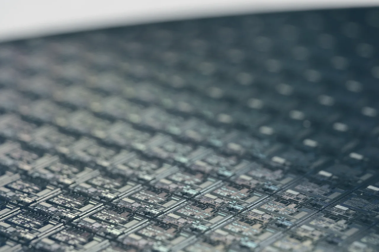Makroaufnahme eines Halbleiter-Wafers mit feinen Chipstrukturen